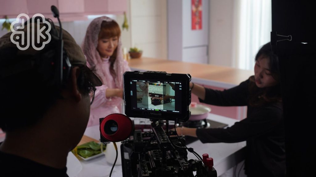 Behind-The-Scenes-atau-Behind-The-Scene