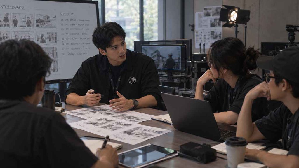 Lakukan-Review-Bersama-Tim-Kreatif-dan-Produksi
